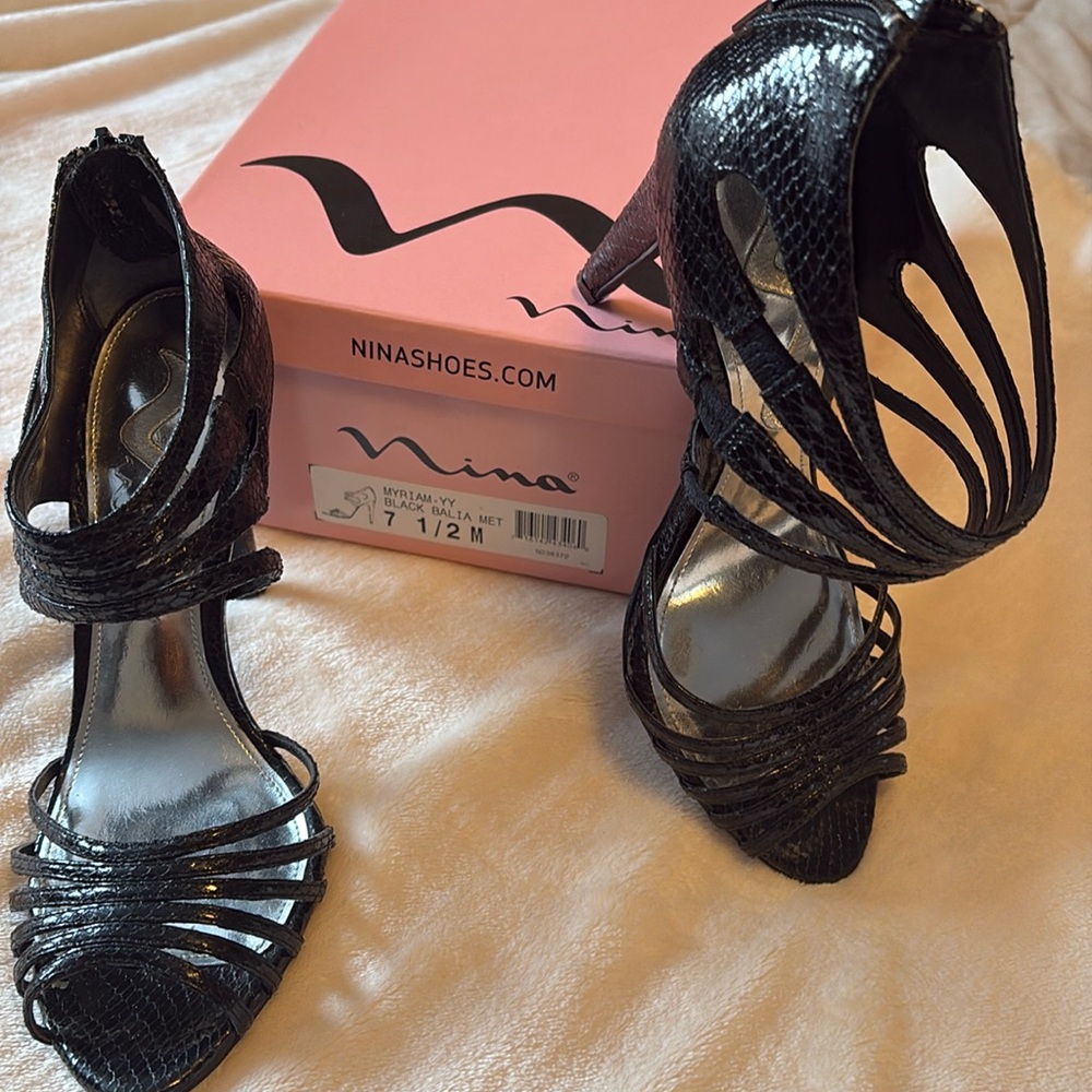 Nina Shoes
Black size 7 1/2